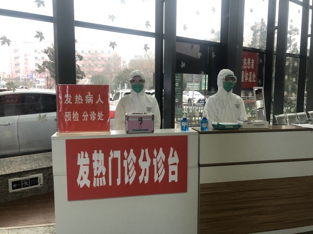 1月22日，在门诊大厅两个入口处分别设立专门的发热分诊台。.jpg