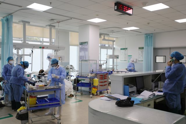 05. 急诊医务人员 24 小时不惧风险冲锋在前.JPG