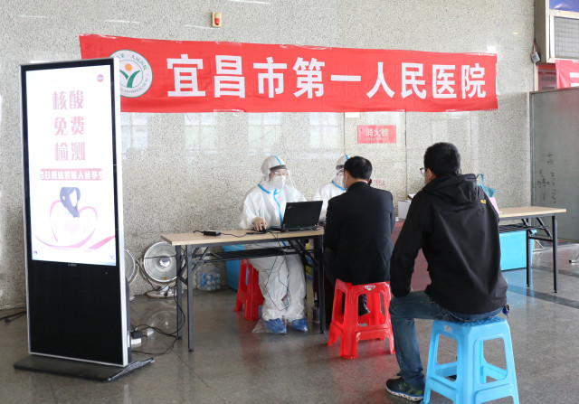 12. 市一医院医务人员在火车东站为来宜人员进行核酸检测.jpg