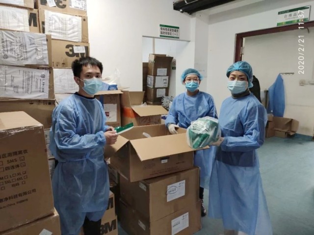 06. 医院「为爱护航」志愿者服务队收发捐赠库房的物资.jpg