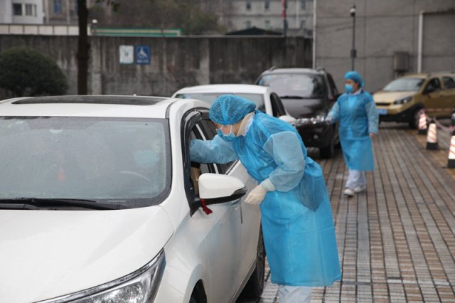 预检分诊医护人员正在为进入医院的患者测量体温.jpg