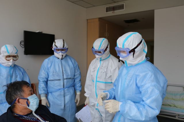 03. 市一医院重症医学科主任余旻带领专家团队为患者会诊.JPG