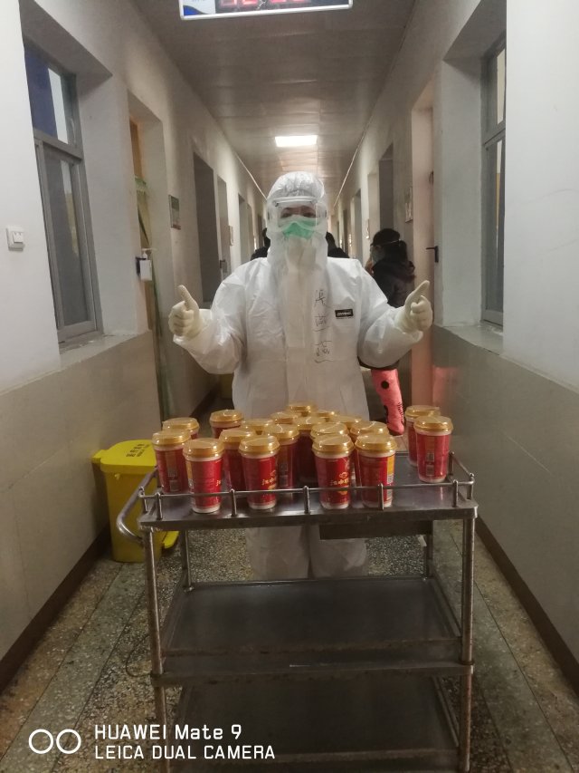 张燕燕将猴姑米稀转赠给患者.jpg