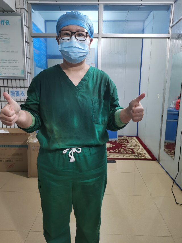张燕燕脱下防护服全身湿透.jpg