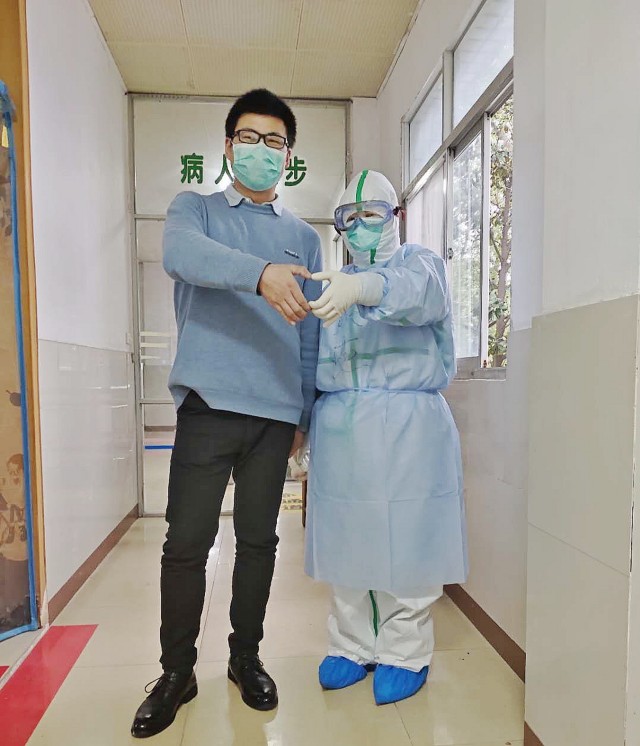 出院患者聂佳与张燕燕合影.jpg