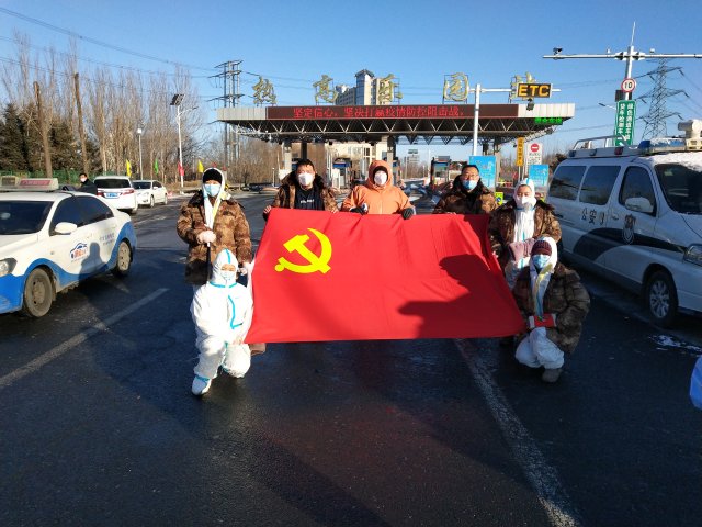 党旗在防控一线闪耀..jpg
