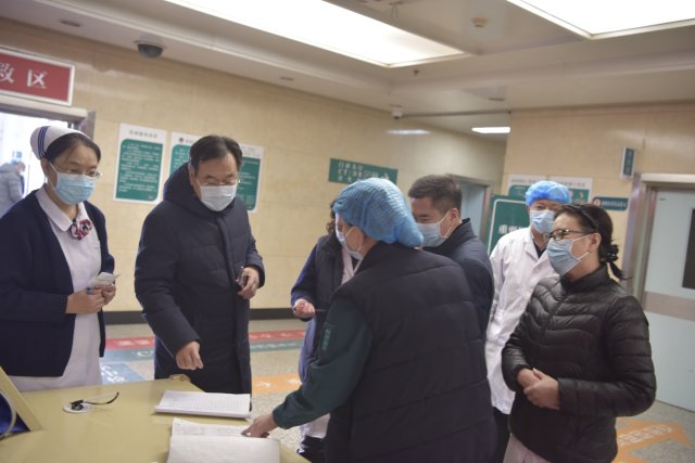 院领导检查临床科室疫情防控工作落实情况.jpg