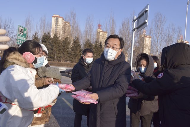 我院朱瑞武院长慰问高速路口卡点医务人员并送去防寒物资.jpg