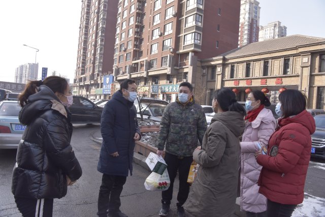 元宵节院领导带队慰问驰援武汉医疗队员家属.jpg