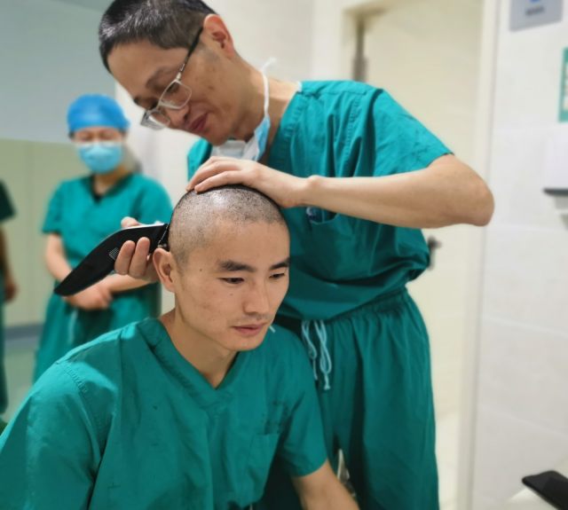 月    日,安医大一附院医疗队员出征武汉前为减少病毒感染剃发