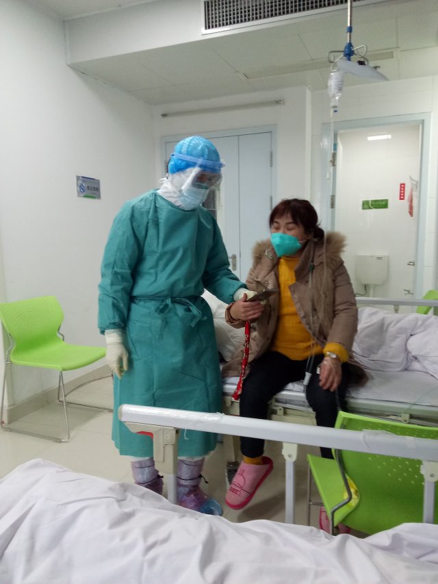 陈黄冰帮助阿姨致电医生咨询.jpg