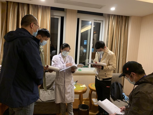 5. 境外人员集中观察点工作人员工作（北港中心医护人员及北港街道工作人员）.jpg