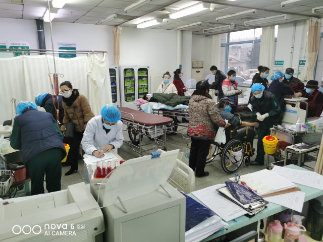 忙碌的急诊抢救室.jpg