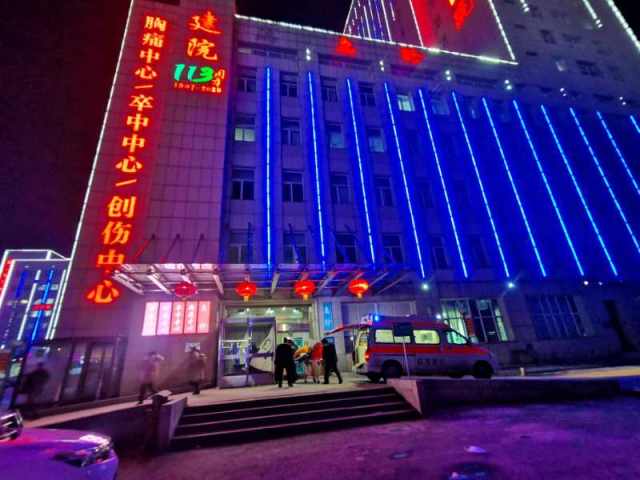夜幕下的辽健集团抚矿总医院急诊.jpg