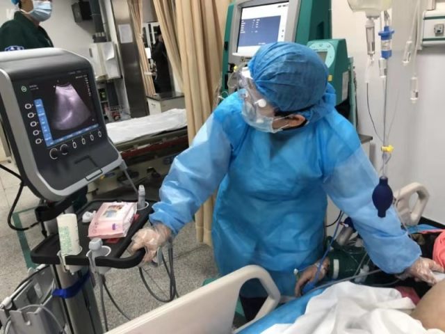 急诊急救中心李丽丽主任为患者做床旁超声检查.jpg