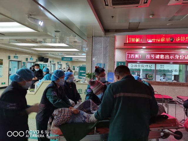 急诊护士帮助120送来的患者挪床.jpg