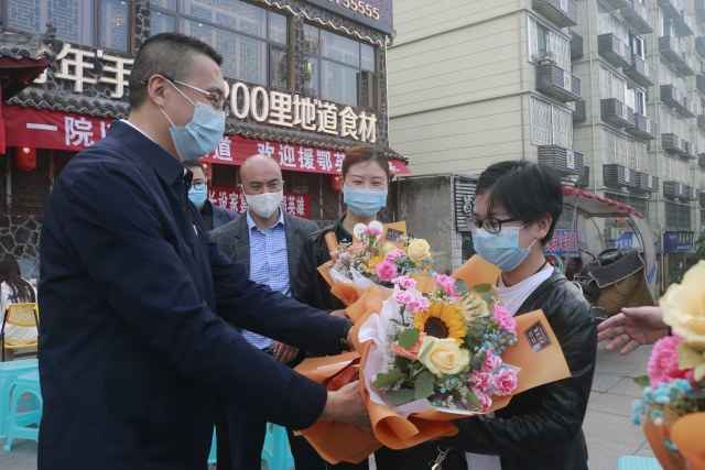 敬献鲜花.JPG