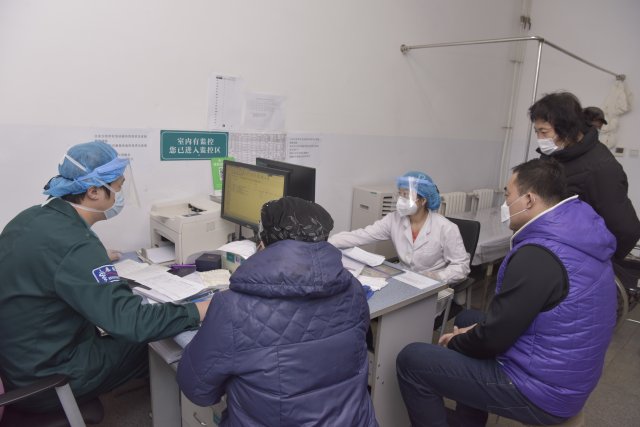 急诊内科医生接诊患者.jpg