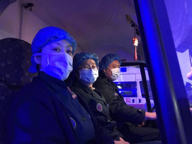 120医护人员准备出车.jpg