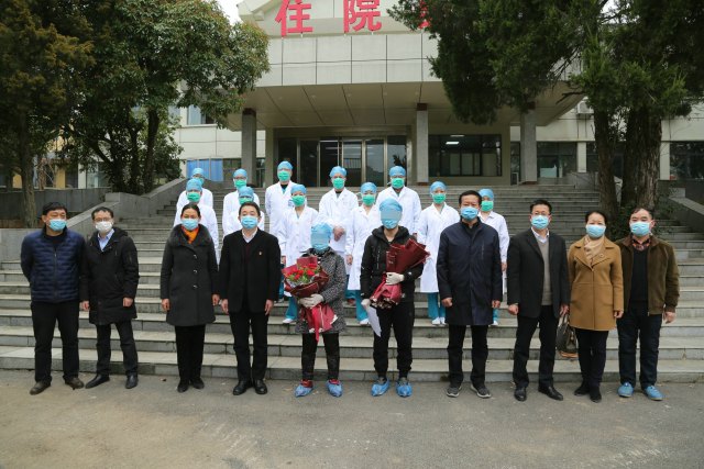 3 月 6 日上午，淮南市最后 2 位新冠肺炎确诊患者同时从淮南市第一人民医院（市传染病医院病区）治愈出院。至此，淮南市 27 位新冠肺炎患者全部治愈出院，实现了确诊病例「清零」。右三为淮南市第一人民医院党委委员刘新矿.JPG