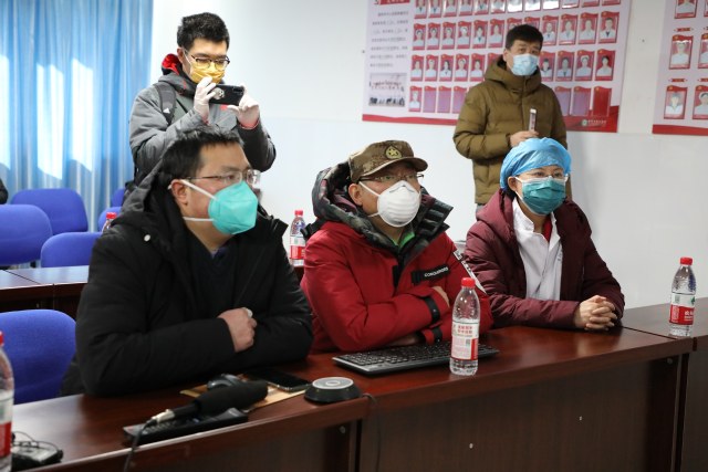 邢辉（右一）组织援襄医疗队专家，对危重症病人会诊.jpg