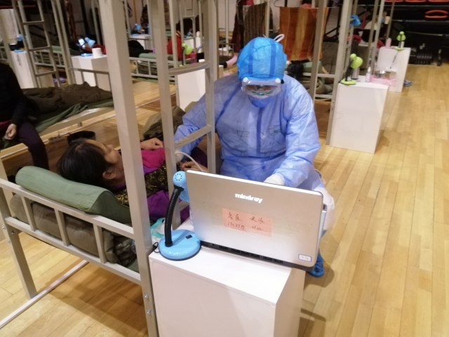 史源在方舱医院给患者做床旁彩超.jpg