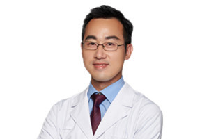 Dr. John ZHAO in white coat 赵达强 医生.jpg