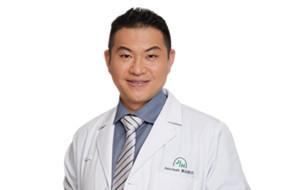 Dr. Eric XU in white coat 许致毓 医生.jpg