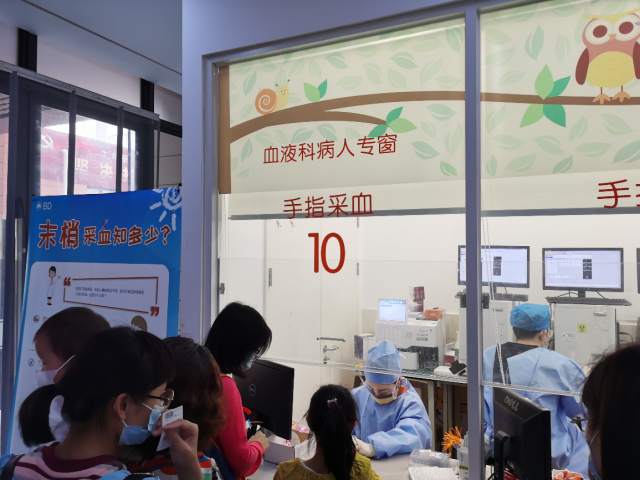 上海儿童医学中心「几近无痛,精采童萌」无痛末梢采血宣传活动现场