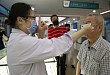 白内障手术 15 年后何祚欢再次来到艾格眼科复查眼睛 印证定期复查的重要性