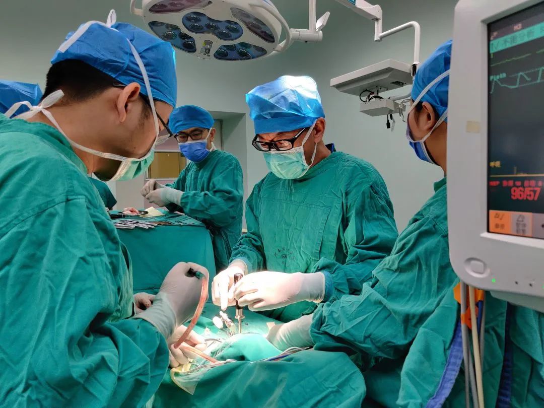 奋战 13 个小时 河南省人民医院脊柱脊髓外科矫正重度畸形
