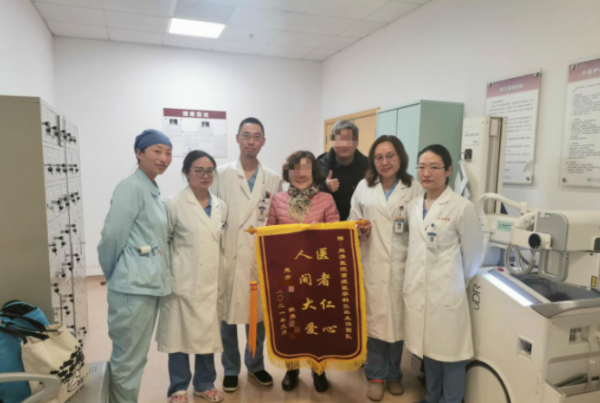 重症患者家属为上海市同济医院 ICU 团队赠送锦旗
