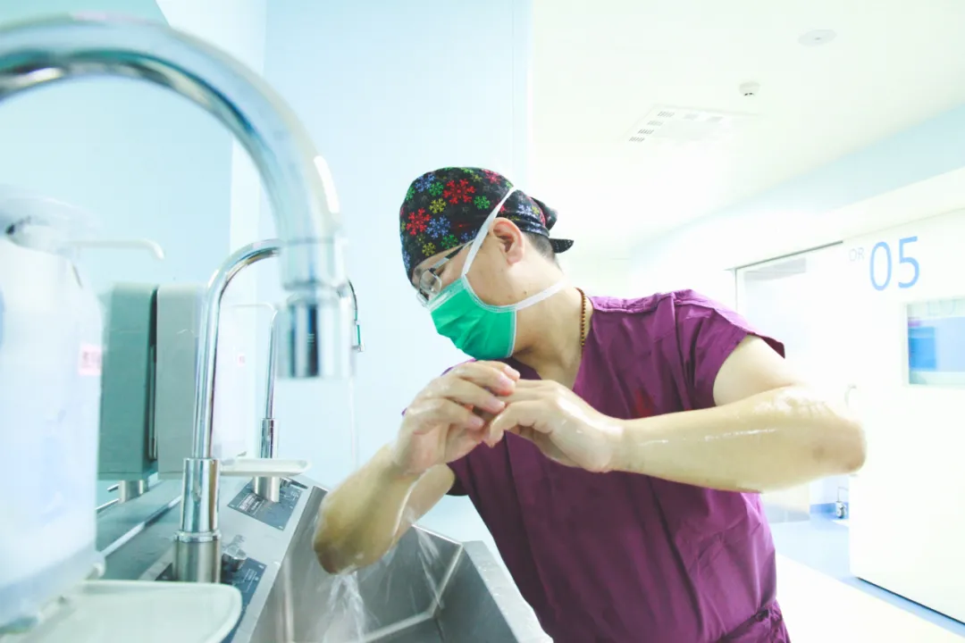 西安高新医院骨科医生的艺术:为初心轻奏生命的长歌