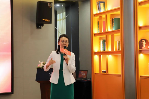 中国医师协会美容与整形医师分会副会长杨荣娅教授对光博士的发展与