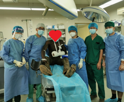 手术室内突然停电，郴州市第一人民医院医疗队员们在手电照明下成功手术