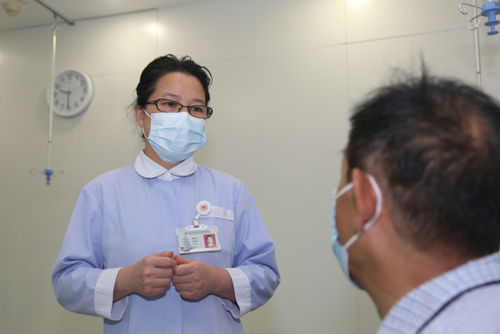 武汉亚洲心脏病医院护士长当起阿尔茨海默症老人的「临时女儿」