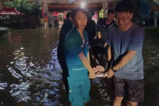 战洪图｜风雨中的急救战士，真帅！