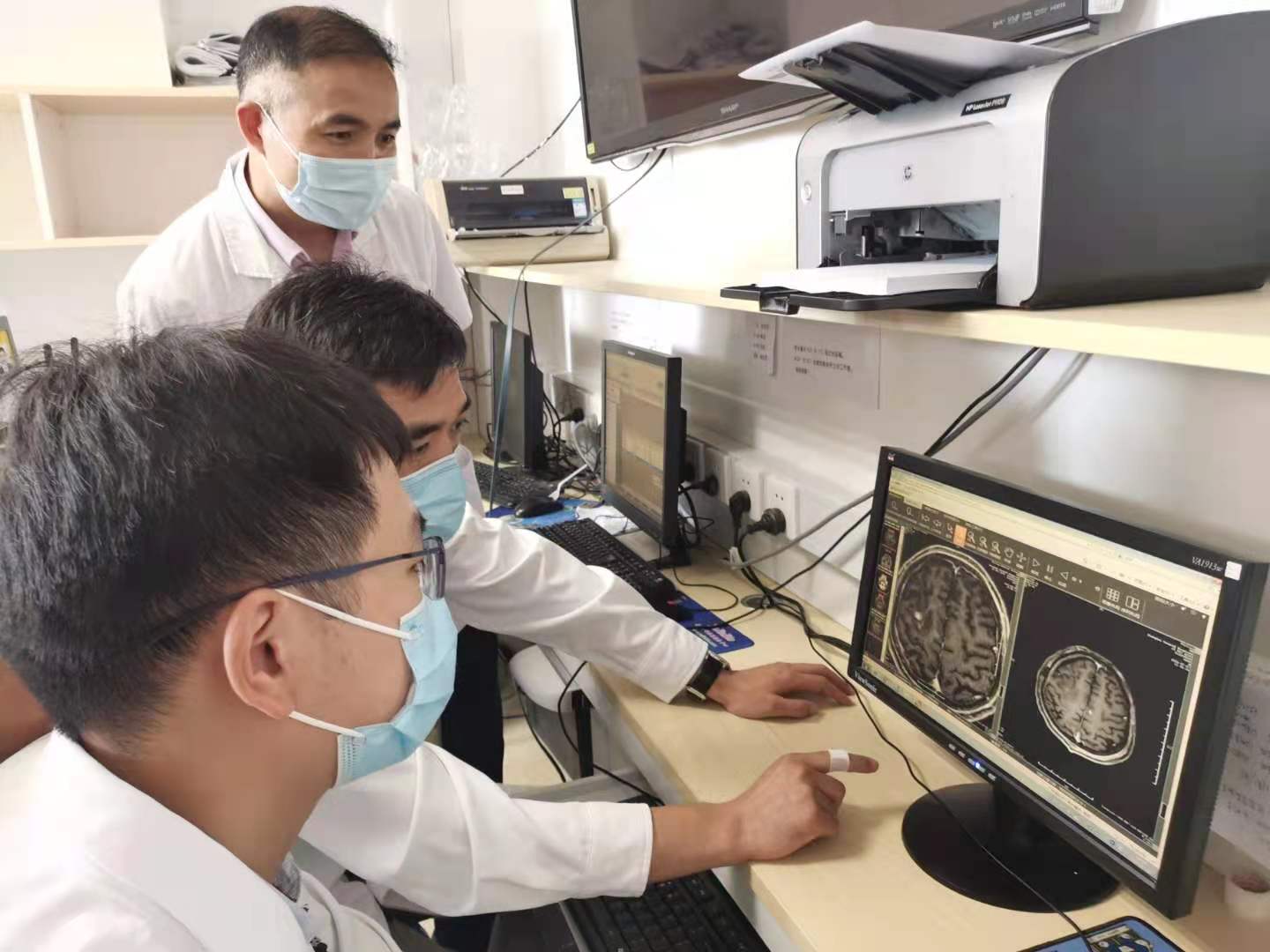 吃进肚「住」进脑 寄生虫在颅内盘踞致癫痫——上海市一神经外科专家团队告诫：「口不择食」致寄生虫入侵颅内后果严重