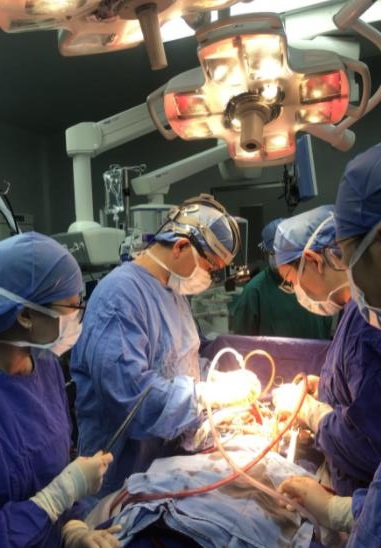 医生连续手术 15 小时救回患者一命，这场生死较量用掉 300 多根缝合针