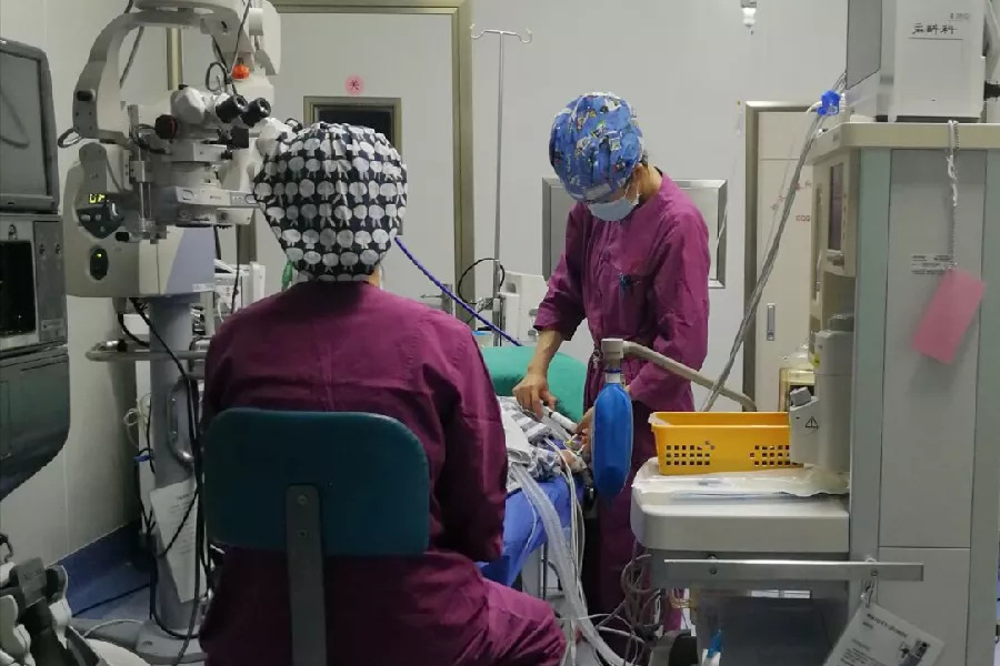 7 岁女童眼球破裂，柳州市红十字会医院 1 小时内顺利完成手术