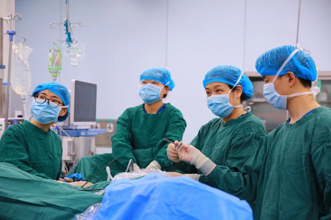陈莉萍教授在妇科腔镜微创手术方面也具有深厚造诣,技术水平得到同行