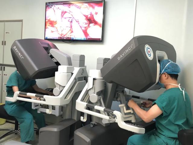 华南区首例 Xi 单孔机器人全子宫切除术顺利完成