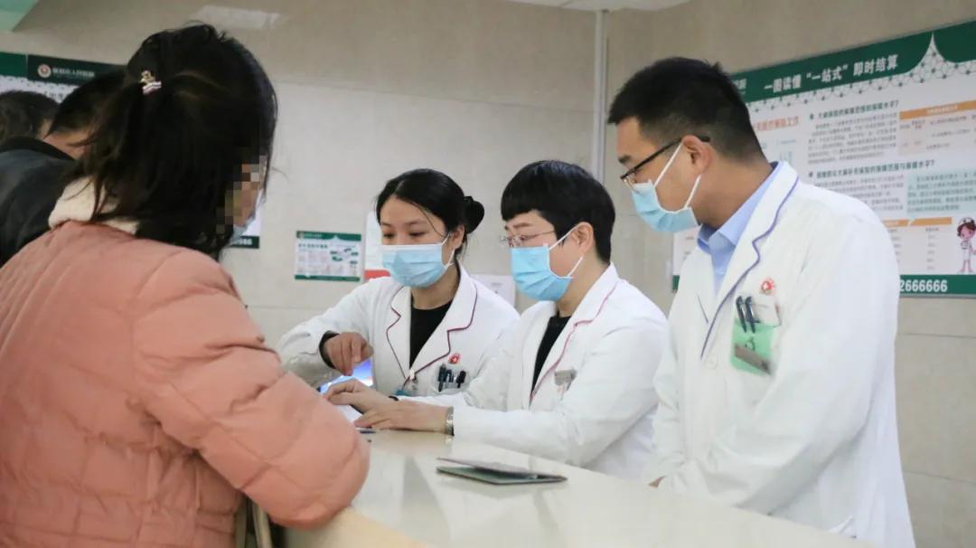 新郑市人民医院为新郑多名儿童发放儿童救助金