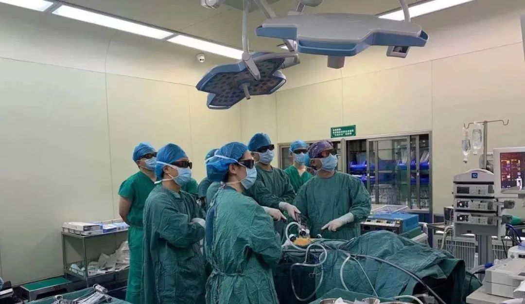 肿块距离「出口」仅 4 公分，医生突破手术极限让 91 岁老人「不改道」