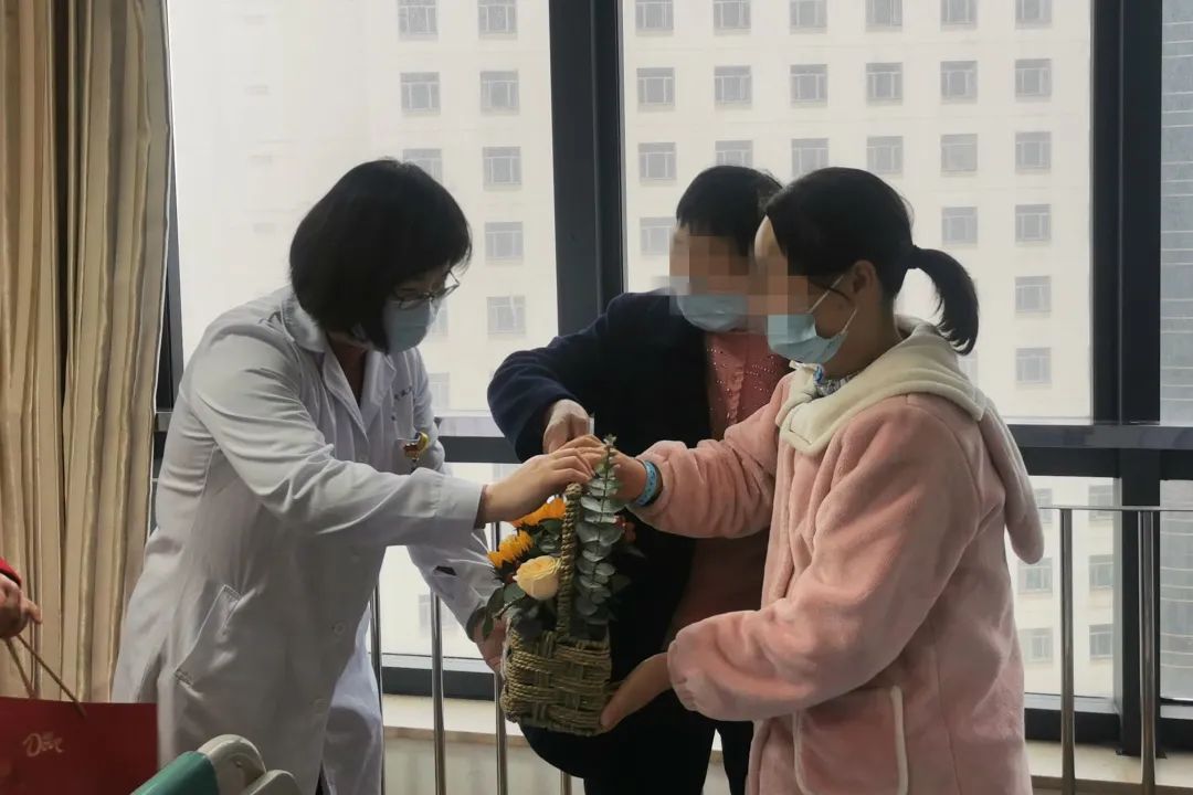 向大年初一仍坚守岗位的宁波华美医院工作人员送上鲜花与祝福