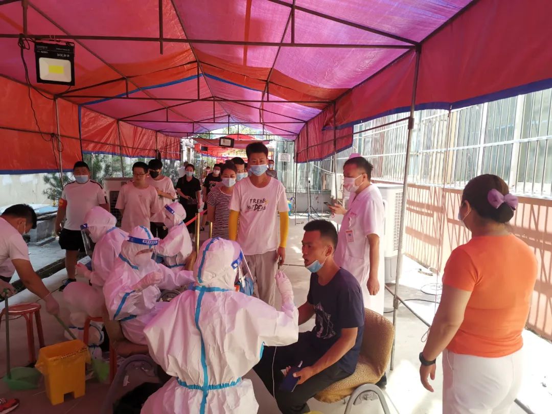 催泪，他们靠后背贴冰棒解暑 ！西安高新医院百人核酸采集队出发！