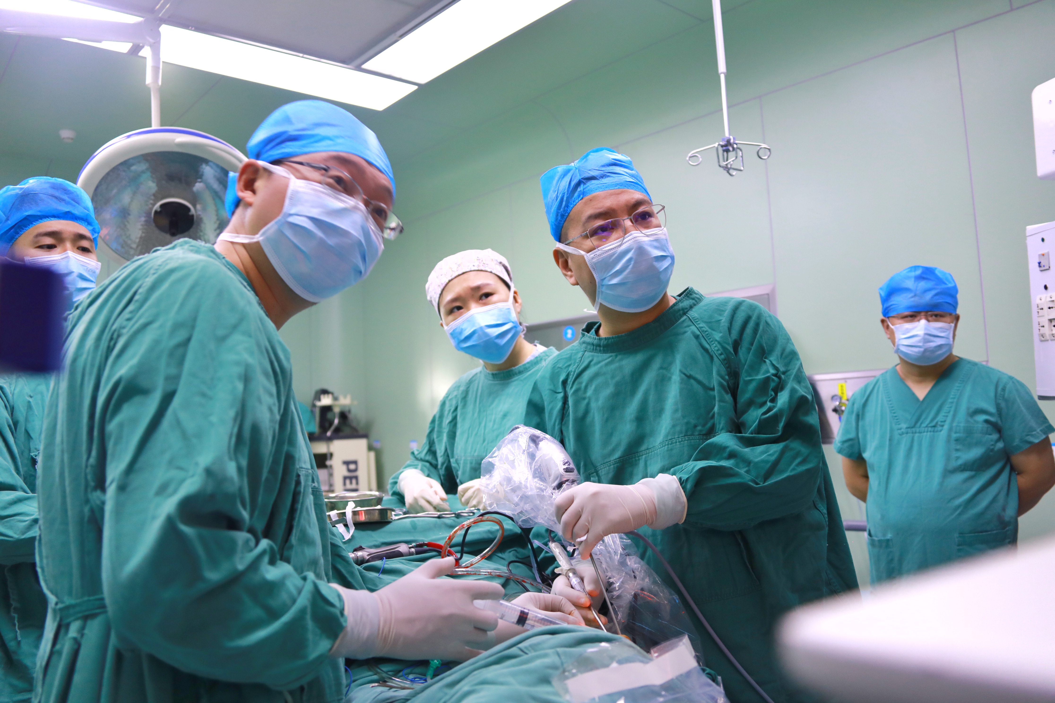 华西医院耳鼻喉科刘锋教授指导华西广安医院完成广安市首例鼻内镜下前颅底脑膜瘤手术