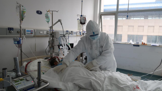 施秉银：援武汉医疗队走进重症隔离病房的院长
