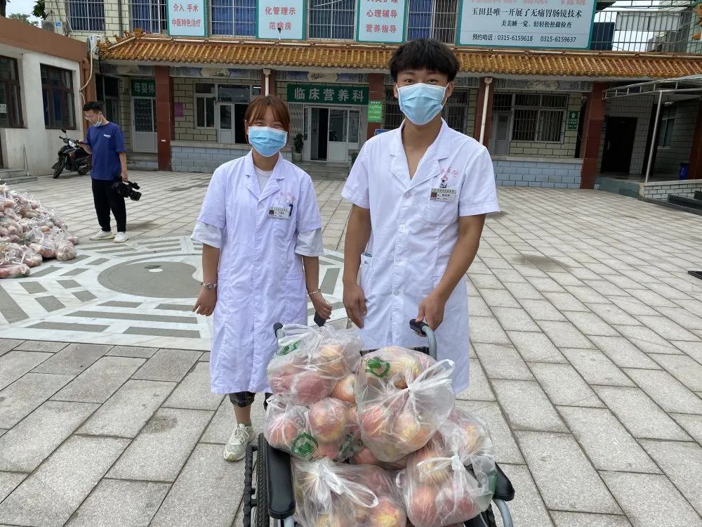 玉田县中医医院：爱心苹果献给疫苗接种医护人员
