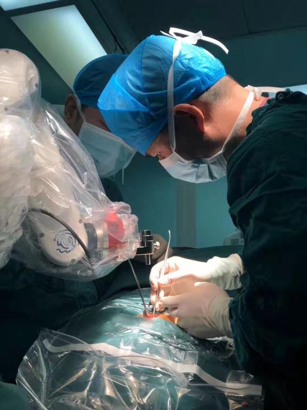 机器人当「助手」 精准植入脑「起搏器」，震颤 6 年的帕金森患者不抖了